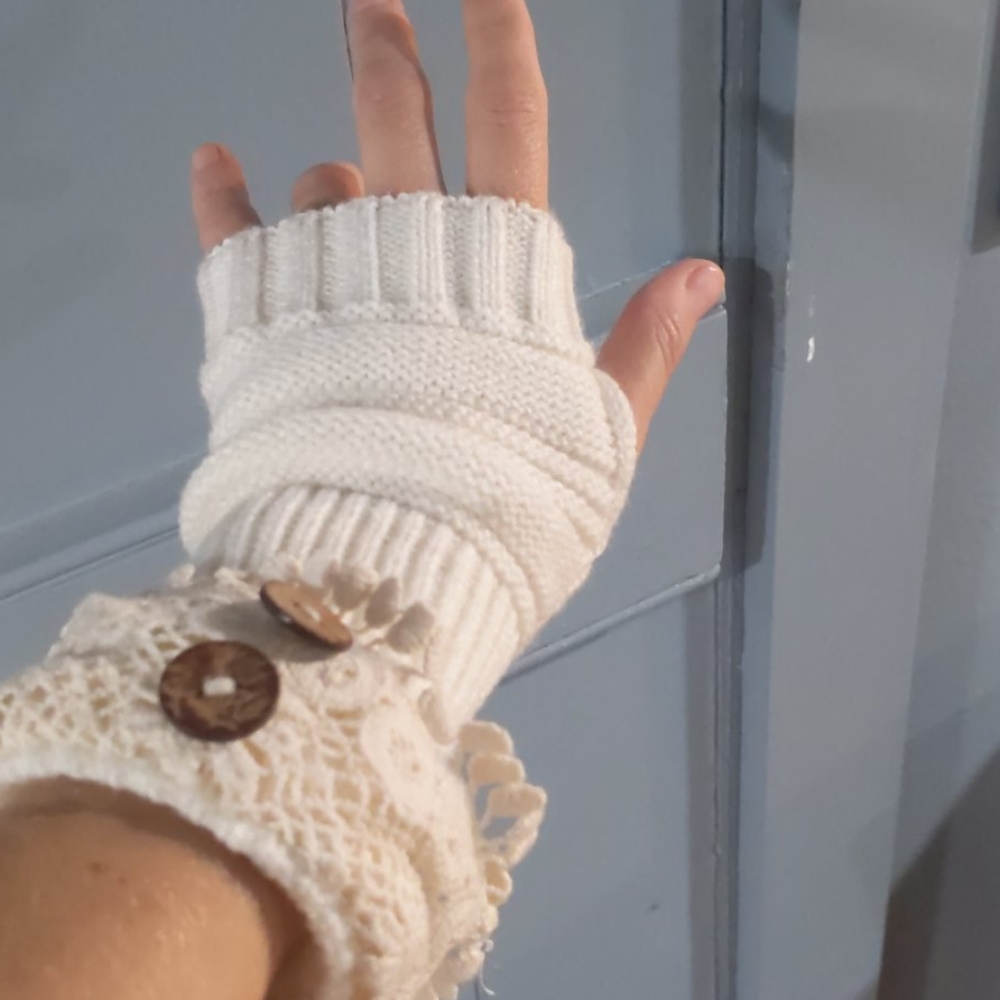 Victorian style white fingerless gloves